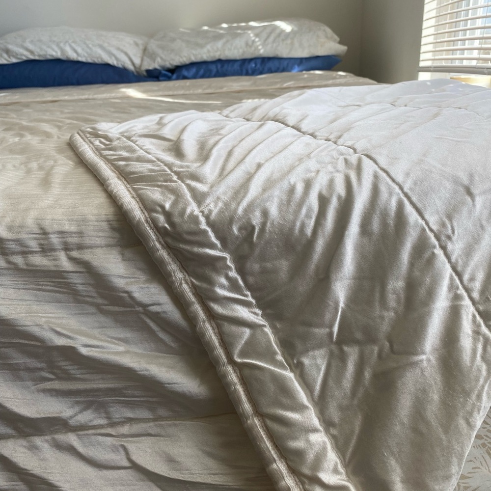 Queen size Vintage Pleated Ivory Satin Comforter